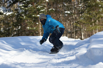 Fototapeta na wymiar young child having fun with snowboard