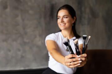 person with a brushes, woman with a brushes, hands with brushes,