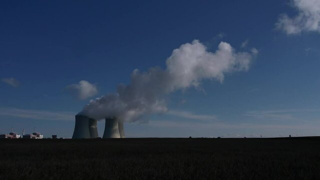 Nuclear power palnt Temelin Czech republic cooling towers steaming energy production tschechisches Kernkraftwerk