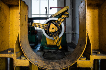 Metal sheet leveling machine