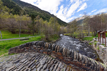 Obraz premium Andorra - Ordino - Romanische Brücke