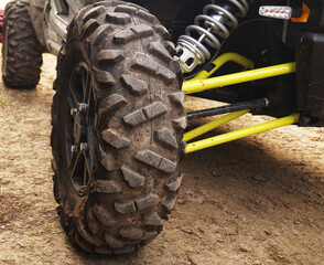 Roue de quad avec un  axe jaune et amortisseur