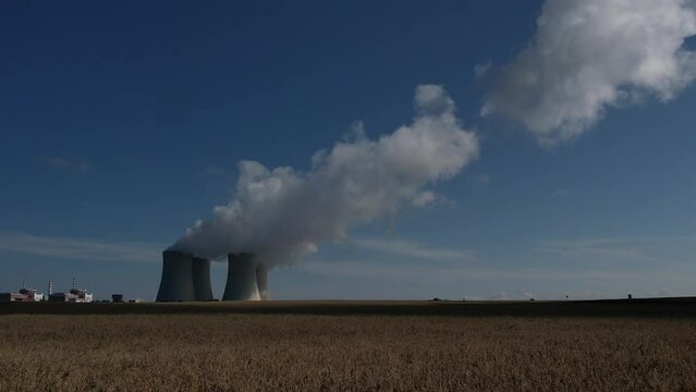 Nuclear power palnt Temelin Czech republic cooling towers steaming energy production tschechisches Kernkraftwerk