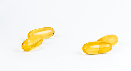Close-up gouden kleuroliesupplementen in zachte gelcapsuleы, gezond productconcept