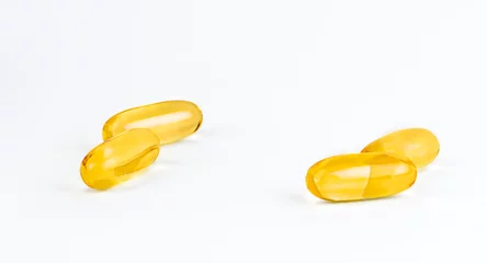 Rolgordijnen Close-up gouden kleuroliesupplementen in zachte gelcapsuleы, gezond productconcept © Albert Ziganshin