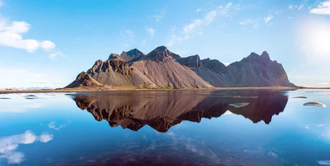 Rolgordijnen zonder boren prachtig landschap met meest adembenemende bergen Vestrahorn op het schiereiland Stokksnes in de spiegel van het meer. Exotische landen. Geweldige plaatsen. (Meditatie, antistress - concept). © anko_ter