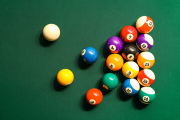 Different billiard balls on green table - obrazy, fototapety, plakaty
