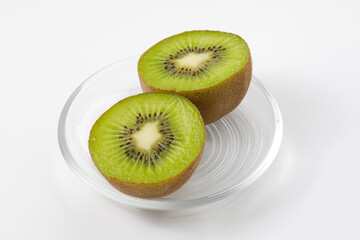 キウイフルーツを白背景で