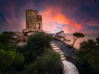 Fototapeten a castle on a cloudy day © onurcepheli