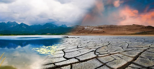 Fotobehang Landschap met bergen en een meer en een gedroogde woestijn. Wereldwijd klimaatveranderingsconcept © luchschenF