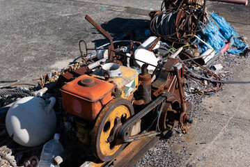 漁村の壊れたエンジン　漁船を引き上げる