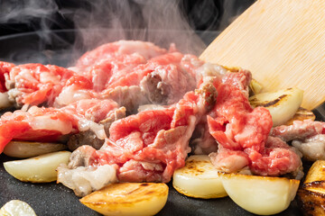 牛肉を鉄板で焼く