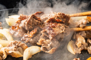 牛肉を鉄板で焼く