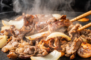 牛肉を鉄板で焼く