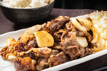 牛肉を鉄板で焼く