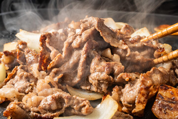 牛肉を鉄板で焼く
