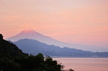 静岡県さった峠の夕景と冠雪の赤富士