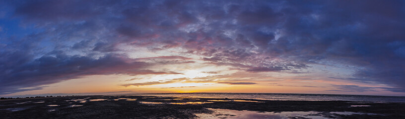 Naklejka premium coucher de soleil sur la baie du mont saint michel en bretagne l'été panoramique