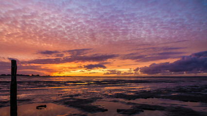 coucher de soleil sur la baie du mont saint michel en bretagne l'été avec poteau et eau au...