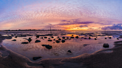 coucher de soleil sur la baie du mont saint michel en bretagne l'été avec eau et rochers