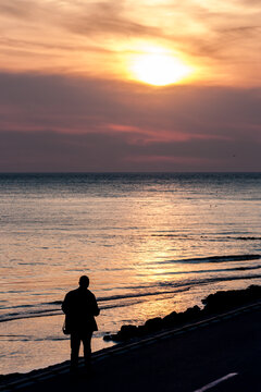 coucher de soleil sur la baie d'authie dans le pas de calais l'&eacute;t&eacute; avec une silhouette