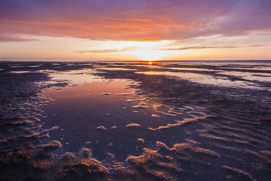 coucher de soleil sur la baie du mont saint michel en bretagne l'&eacute;t&eacute; avec eau et reflets