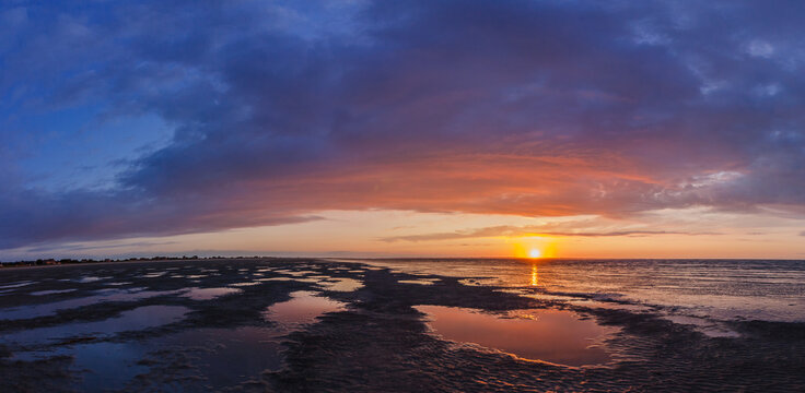 coucher de soleil sur la baie du mont saint michel en bretagne l'&eacute;t&eacute; avec eau au premier plan panoramique