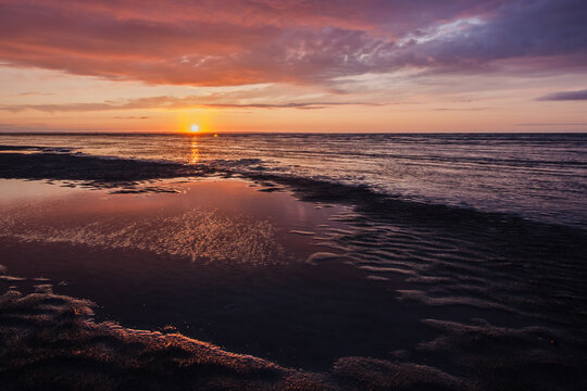 coucher de soleil sur la baie du mont saint michel en bretagne l'&eacute;t&eacute; avec eau