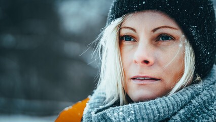 Naklejka premium Zimowy portret kobiety. Fotografia zimowa. Mróz. Zimową porą.