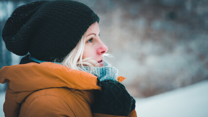 Zimowy portret kobiety. Zima. Mróz.