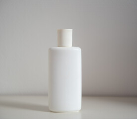 Flacon cosmétique blanc sur fond blanc - mock up produit beauté