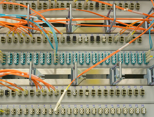 Netzwerk Switch mit Netzwerkkabel und Lichtwellenkabel in einem Rechenzentrum