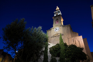 Clocher et façade de l'église Saint-Louis de Sète éclairés la nuit (Occitanie, France)