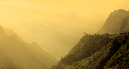 Obraz premium morning dawn misty mountains