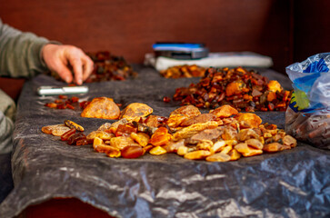 Segregacja bursztynu, ważenie oraz segregowanie według wielkości.