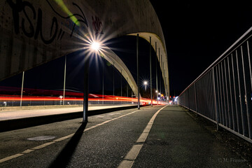 Brücke bei Nacht.