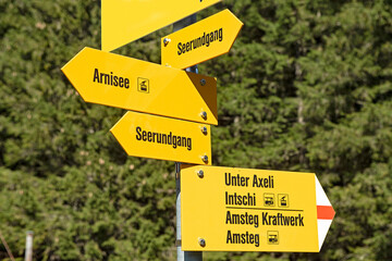 Wanderwegweiser auf Arnisee, ob Intschi, Kanton Uri, Schweiz - obrazy, fototapety, plakaty