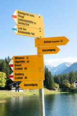 Wanderwegweiser auf Arnisee, ob Intschi, Kanton Uri, Schweiz - obrazy, fototapety, plakaty