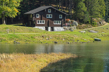 Fototapeta na wymiar Haus am Arnisee, ob Intschi, Kanton Uri, Schweiz
