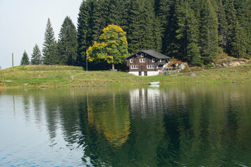 Fototapeta na wymiar Haus am Arnisee, ob Intschi, Kanton Uri, Schweiz