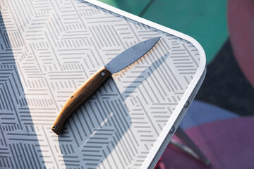 Cuchillo encima de la mesa