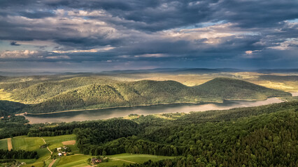 Panorama Beskidu Niskiego (Uście Gorlickie, Jezioro Klimkowskie, Ropa) © DRONE QUEST