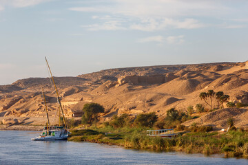 Feluken ankern am Nilufer, Ägypten - obrazy, fototapety, plakaty