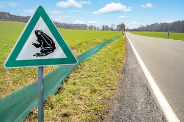 Fototapeta na wymiar Ab Ende Februar werden an exponierten Orten Schutznetze für Kröten und Lurche entlang vielbefahrener Straßen aufgestellt.