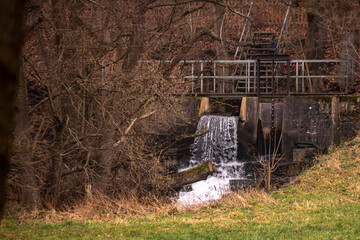 Wasserauslauf einer Staustufe im Wald