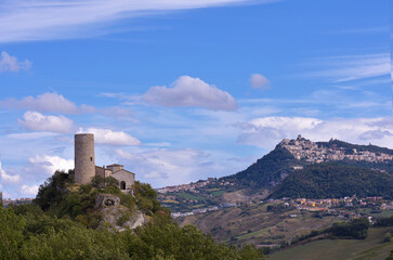 Fototapeta na wymiar Eremo di Saiano e,sullo sfondo, San Marino