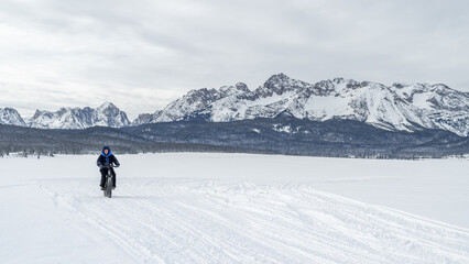 Fototapeta na wymiar Winter bike ride in the snow om a fat tire ebike