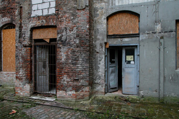 Opuszczona kamiencia przy ul. Próżnej 14 w warszawskim Śródmieściu. W czasie okupacji znajdowała się przez jakiś czas w tzw. "Małym getcie"