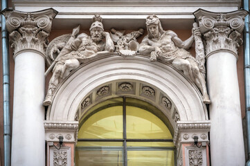 Obraz premium Facade of house decorated with arch, columns and sculptures of warriors, Moscow, Russia