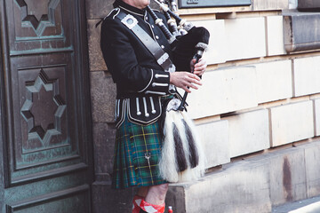 Fototapeta na wymiar Scotsman playing the bagpipes in Edinburgh
